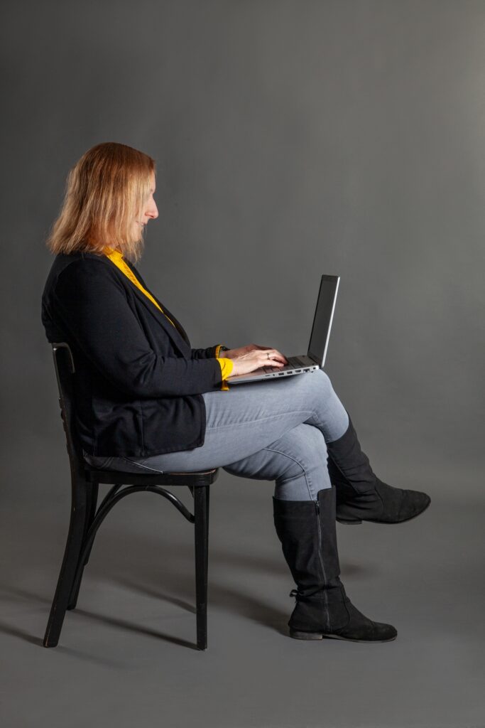 Autorinnenporträt mit Laptop