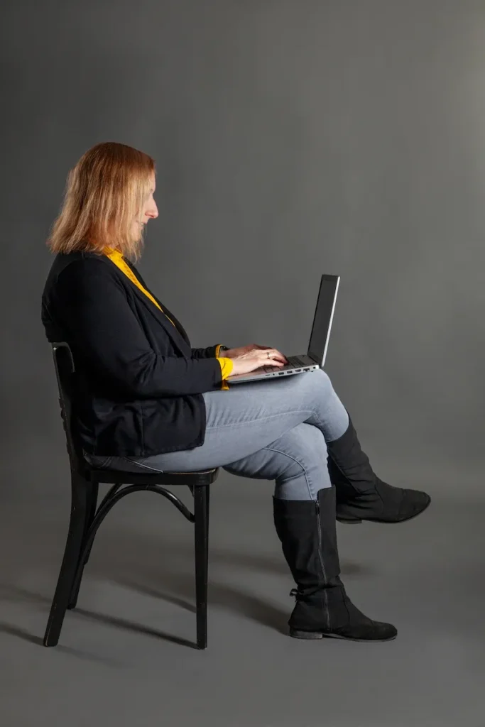 Autorinnenporträt mit Laptop